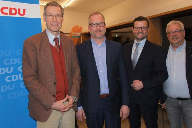 Werthers CDU-Bürgermeisterkandidat Ralf Eckelmann (Zweiter von links) mit Landrat Sven-Georg Adenauer, Landtagsabgeordnetem Raphael Tigges und Werthers Stadtverbandsvorsitzendem Alexander Fillers (von links).
