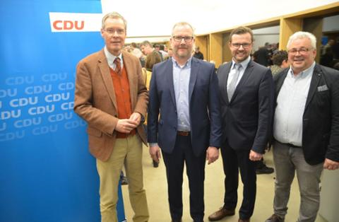Landrat Sven-Georg Adenauer (von links), Bürgermeisterkandidat Ralf Eckelmann, Landtagsabgeordneter Raphael Tigges und Alexander Fillers starten in den Wahlkampf